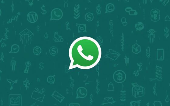 Pessoa brasileira trabalhando em ambiente digital profissional usando o celular e produtos organizados para ilustrar WhatsApp Business AI.